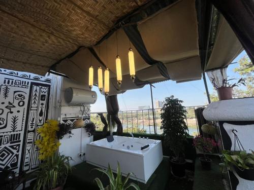 浦那Jacuzzi house with private terrace ambiance的植物间的一个白色水槽