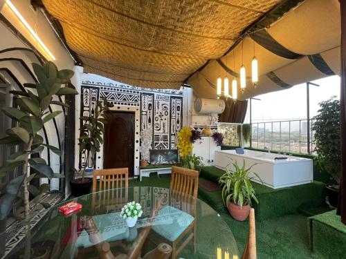 浦那Jacuzzi house with private terrace ambiance的客房设有桌椅和阳台。