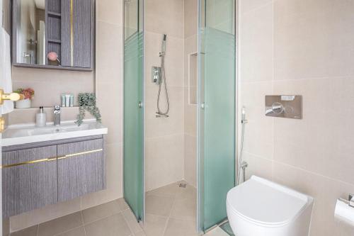 迪拜Frank Porter - PG Upperhouse的带淋浴、卫生间和盥洗盆的浴室