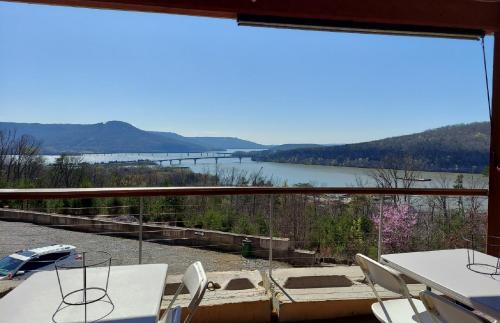 Cute & Cozy Houseboat Near Chattanooga