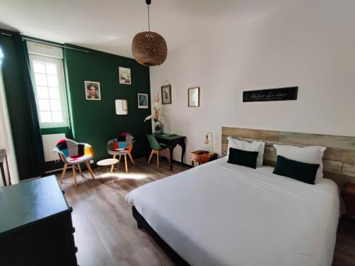 南特阿巴约尔酒店的一间卧室设有一张大床和绿色的墙壁