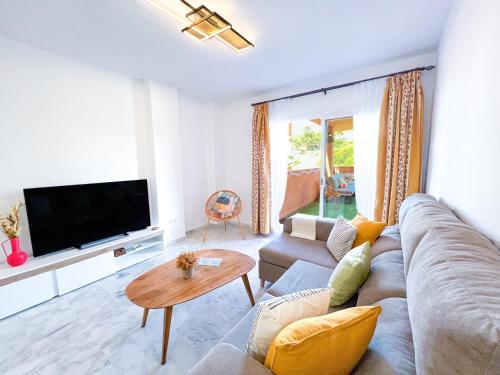 马贝拉La Reserva Beach & Golf Apartment的带沙发和电视的客厅