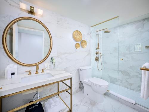 多伦多多伦多中心潘塔基斯酒店的浴室配有盥洗盆、卫生间和淋浴。