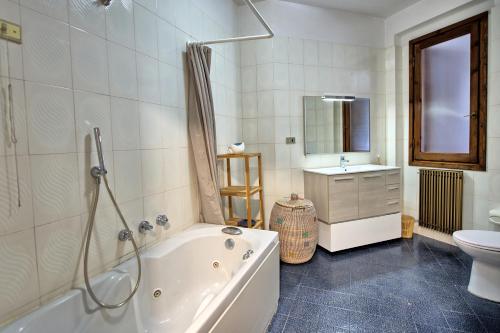Casa MoraVilla Rocca Mare by PosarelliVillas的带浴缸、卫生间和盥洗盆的浴室