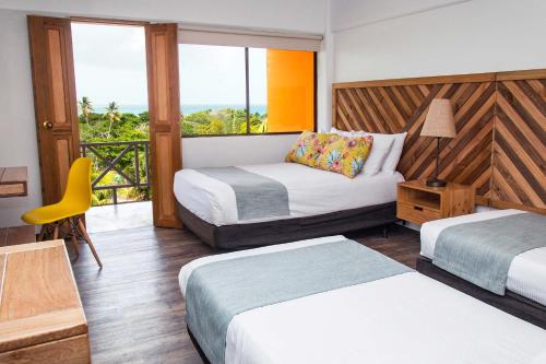 圣安德烈斯加利比坎普全包酒店的酒店客房设有两张床和一个阳台。