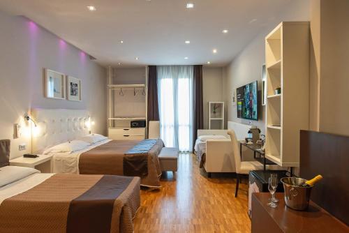 佛罗伦萨奥卡尼亚酒店的酒店客房设有两张床和电视。