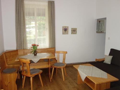 什平德莱鲁夫姆林MINERVA的客厅配有桌子和沙发