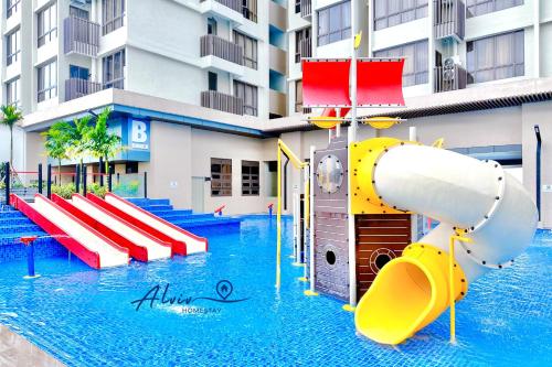 马六甲Bali Residences 6-8pax I Water Park I 5minsJonkerSt Managed by Alviv Management的大楼前游泳池的水滑梯