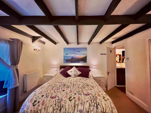 波尔佩罗The Cottage Bed & Breakfast的一间卧室,卧室内配有一张大床
