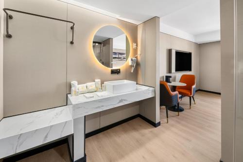 College PointLy New York Hotel的一间带水槽和镜子的浴室