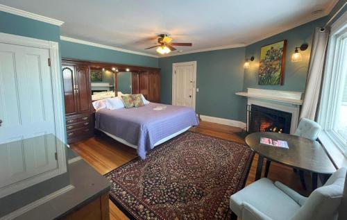 巴港Saltair Inn Waterfront B&B的一间卧室配有一张床和一个壁炉