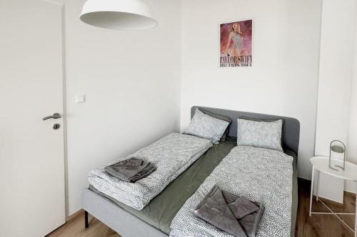 维也纳Cozy & New with Balcony View的一间卧室配有一张带两个枕头的床