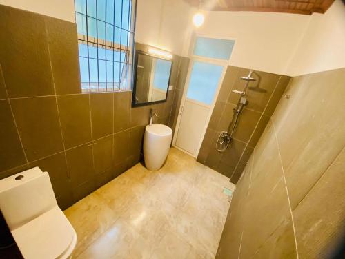 卡图纳耶克The Shade Brothers的浴室配有卫生间、淋浴和盥洗盆。