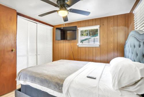OcklawahaOcala Farm Lake House的一间卧室配有一张床和吊扇