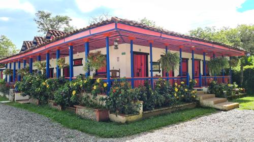 蒙特内哥罗El Percal Hacienda Hotel的前面有鲜花的小房子