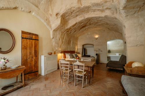 马泰拉洛坎达第圣马蒂诺罗曼尼温泉酒店的一间卧室,带石墙的房间