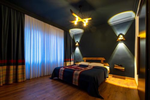 KirazlıCHALET VERDE的一间卧室配有一张床和吊扇