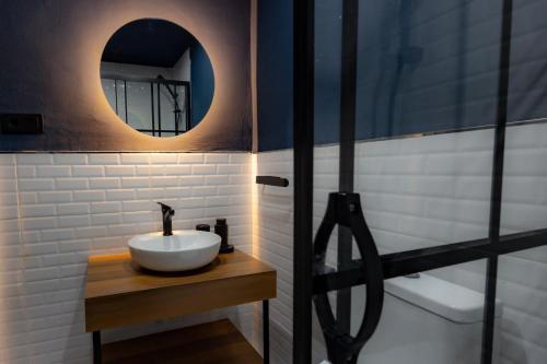 KirazlıCHALET VERDE的一间带水槽和镜子的浴室