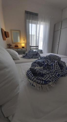 毕达哥利翁Alkisti's seaside apartments的卧室内的两张床和枕头