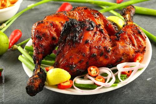 纳威孟买MB Paradise的桌上放有鸡和蔬菜的盘子
