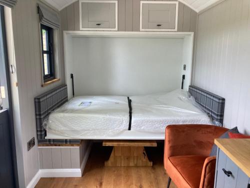 特伦特河畔斯托克Owls Retreat, Meadowview House的卧室位于客房的角落,配有一张床
