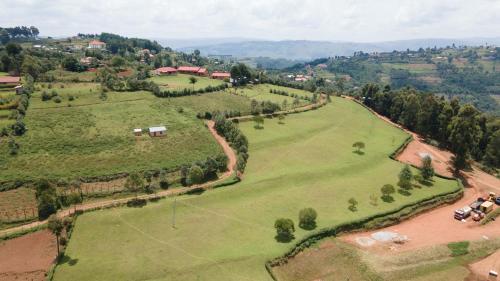 卡巴莱Lake bunyonyi view lodge的树木绿地的空中景观