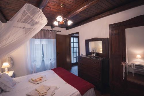 罗卡斯特拉达Nature & Relax in Tuscany - Fresco 3的一间卧室配有一张带梳妆台和镜子的床