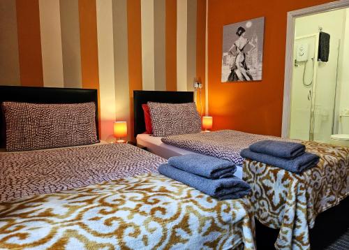 诺丁汉城中心罗宾7号酒店的两张睡床彼此相邻,位于一个房间里