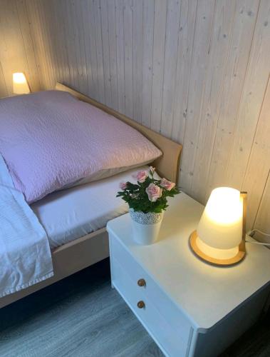 VilleretChez Ninfa的一张带台灯和盆栽的桌子的床
