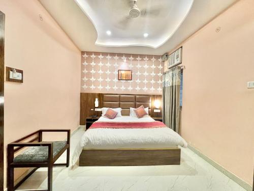 瓦拉纳西HOTEL NEEL GAGAN ! VARANASI fully-Air-Conditioned hotel at prime location, near Kashi Vishwanath Temple, and Ganga ghat的一间卧室设有一张大床和一个窗户。