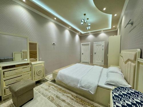 撒马尔罕Samarkand luxury apartament #8的一间卧室配有一张床、梳妆台和电视。