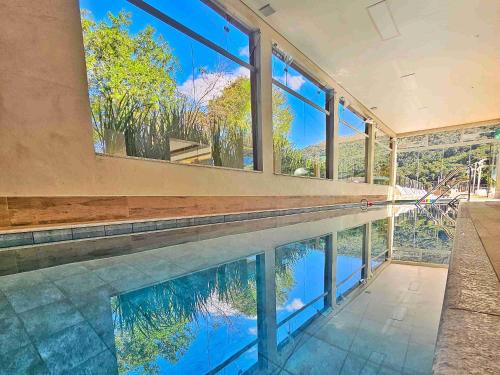 阿瓜斯迪林多亚扎诺恩酒店的享有水景的室内游泳池