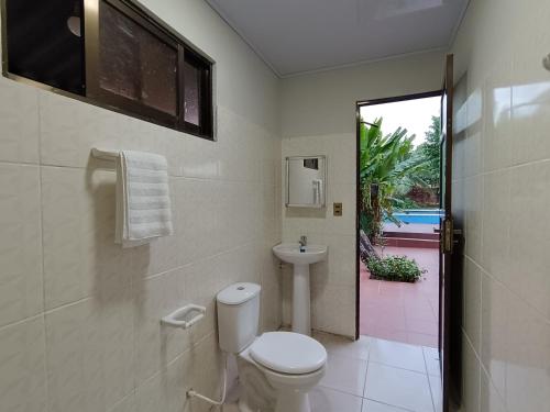 图纳里镇Casa de huespedes con piscina privada的一间带卫生间和水槽的浴室