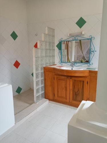 索蒙Villa Savana的一间带水槽和镜子的浴室
