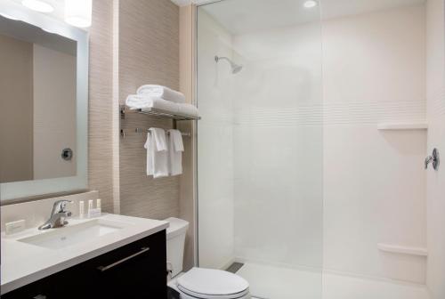 霍姆斯泰德迈阿密仕达万豪广场套房酒店的浴室配有卫生间、盥洗盆和淋浴。
