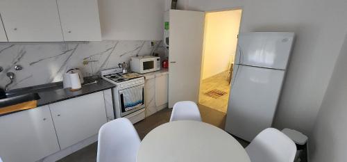 Casita a metros del Parque Independencia con garaje incluido的厨房或小厨房