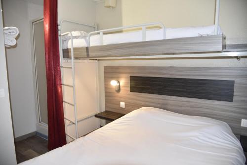 Talange杜三角酒店的一间卧室配有两张双层床。