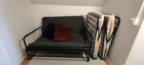 英斯约Semesterhus i Yngsjö的一把带枕头的椅子和一叠报纸