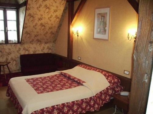拉佩蒂特皮耶尔德沃思琪酒店的卧室配有一张床