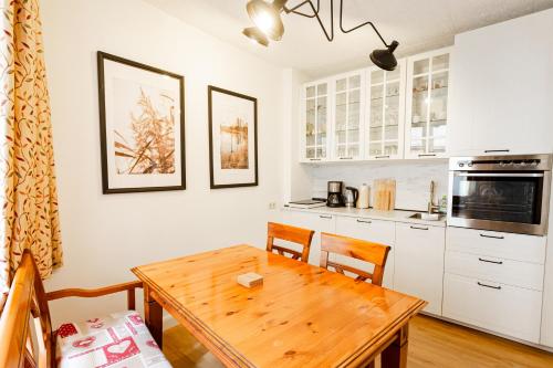 科赫姆NickHaus的一间带木桌的厨房和一间带白色橱柜的厨房