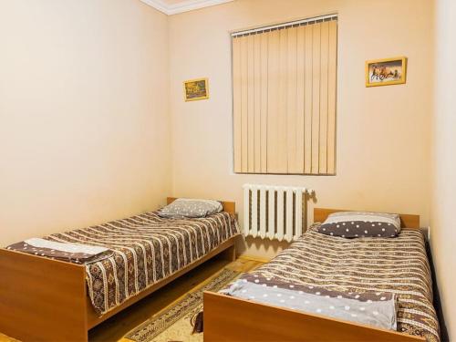 卡希Guliyev Home的小型客房 - 带2张床和窗户