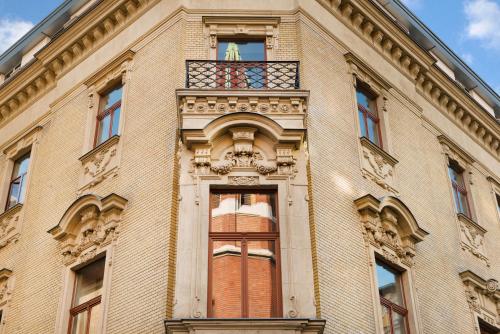 布达佩斯Eurostars Palazzo Zichy的一座带阳台的建筑