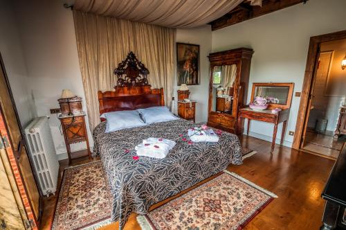 索尔波卡萨格兰德罗森德酒店的一间卧室配有一张床,上面有两条毛巾