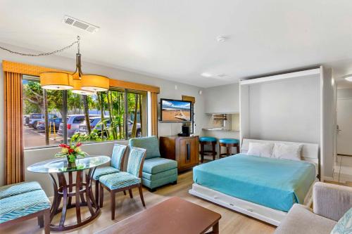 拉海纳西毛伊岛花园酒店的一间卧室设有一张床和一间客厅。