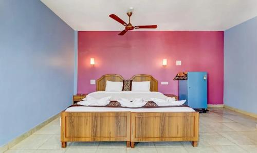 巴加Hotel Ocean Face, BAGA的一间卧室配有一张大床和吊扇