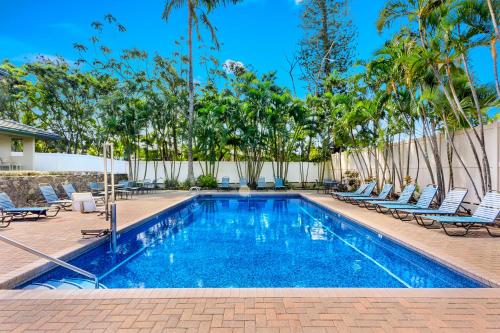 拉海纳西毛伊岛花园酒店的游泳池设有躺椅和树木