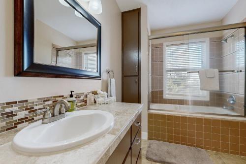 曼扎尼塔Hallie House MCA 314的浴室配有盥洗盆、镜子和浴缸