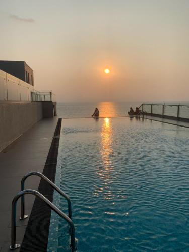 尼甘布Grand Sri Lounge - Ocean Breeze Hotel residents的一座享有日落美景的游泳池
