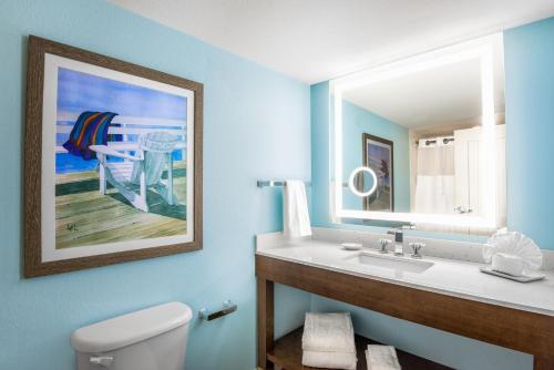 欧塞奇比奇Margaritaville Lake Resort Lake of the Ozarks的一间带水槽和镜子的浴室