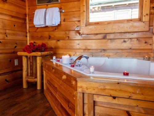 赛维尔维尔Grand Mountain View Lodge By Ghosal Luxury Lodging的一间带浴缸和水槽的厨房
